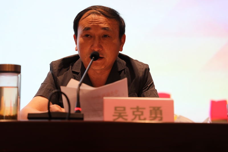 4党组成员、政治部主任吴克勇通报了“七一”受表彰干警名单.JPG
